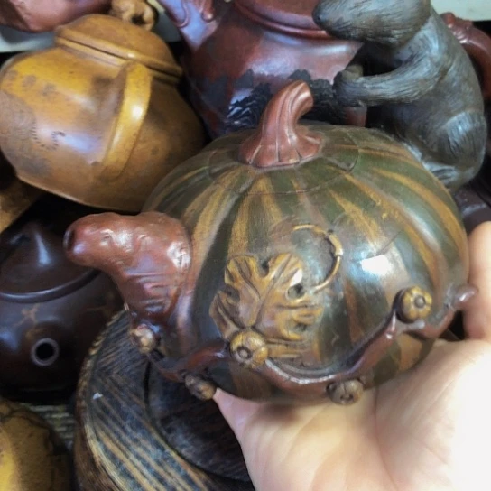 茶壶紫砂原矿泥料手工制作的一把紫砂壶。