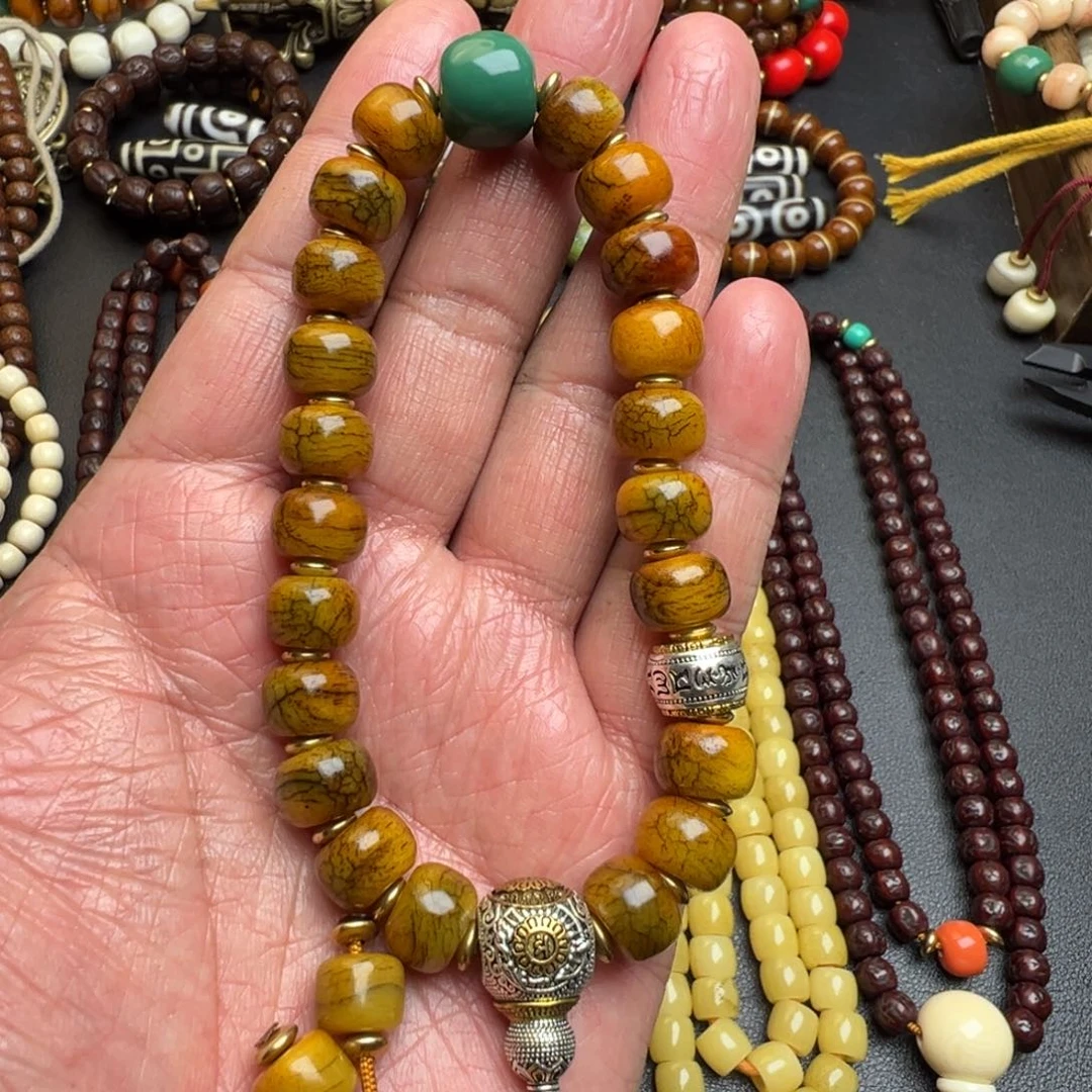 泥塑牦牛手持。