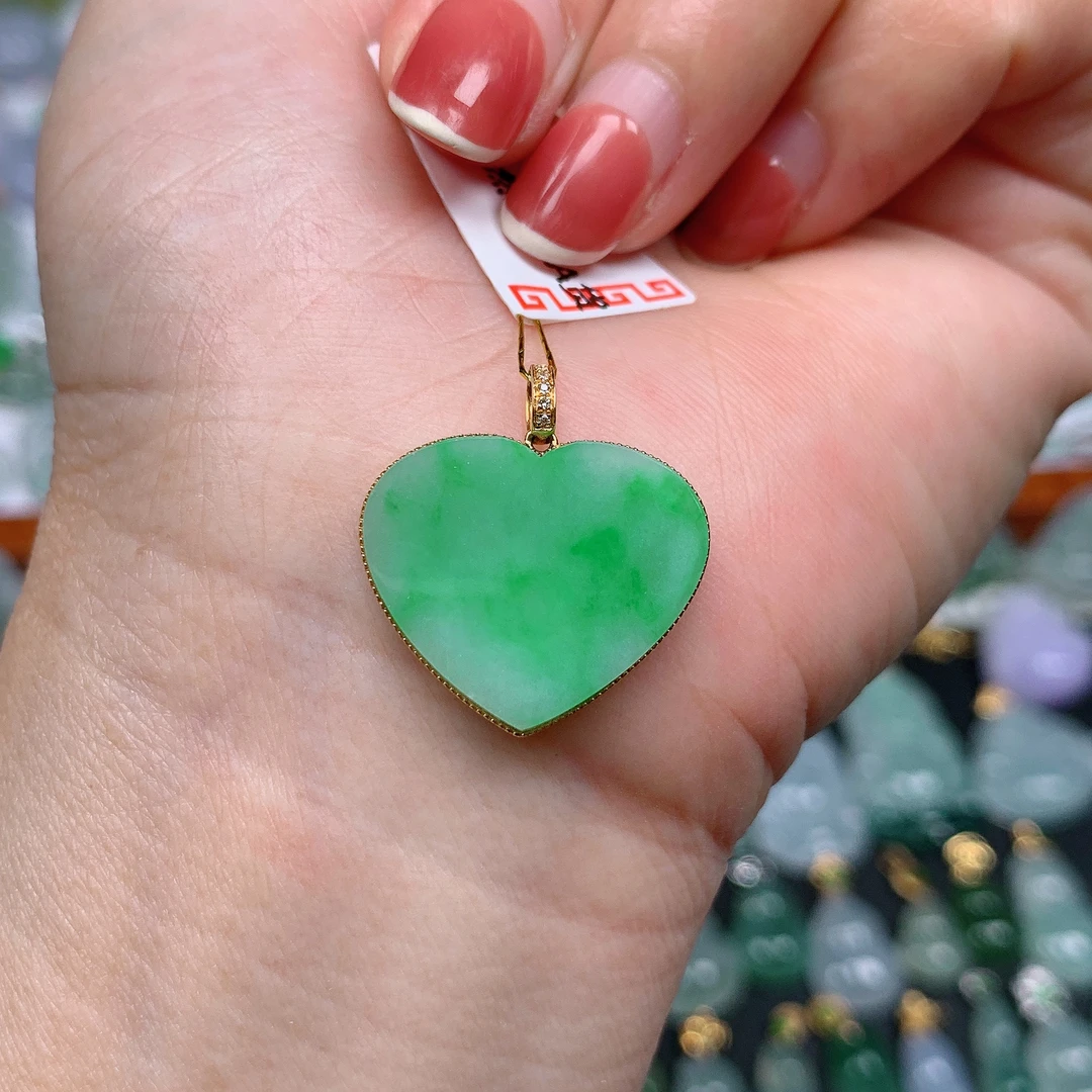 缅甸天然翡翠A货 冰润飘绿爱心9/120(尺寸17.6x20.4x3.1)