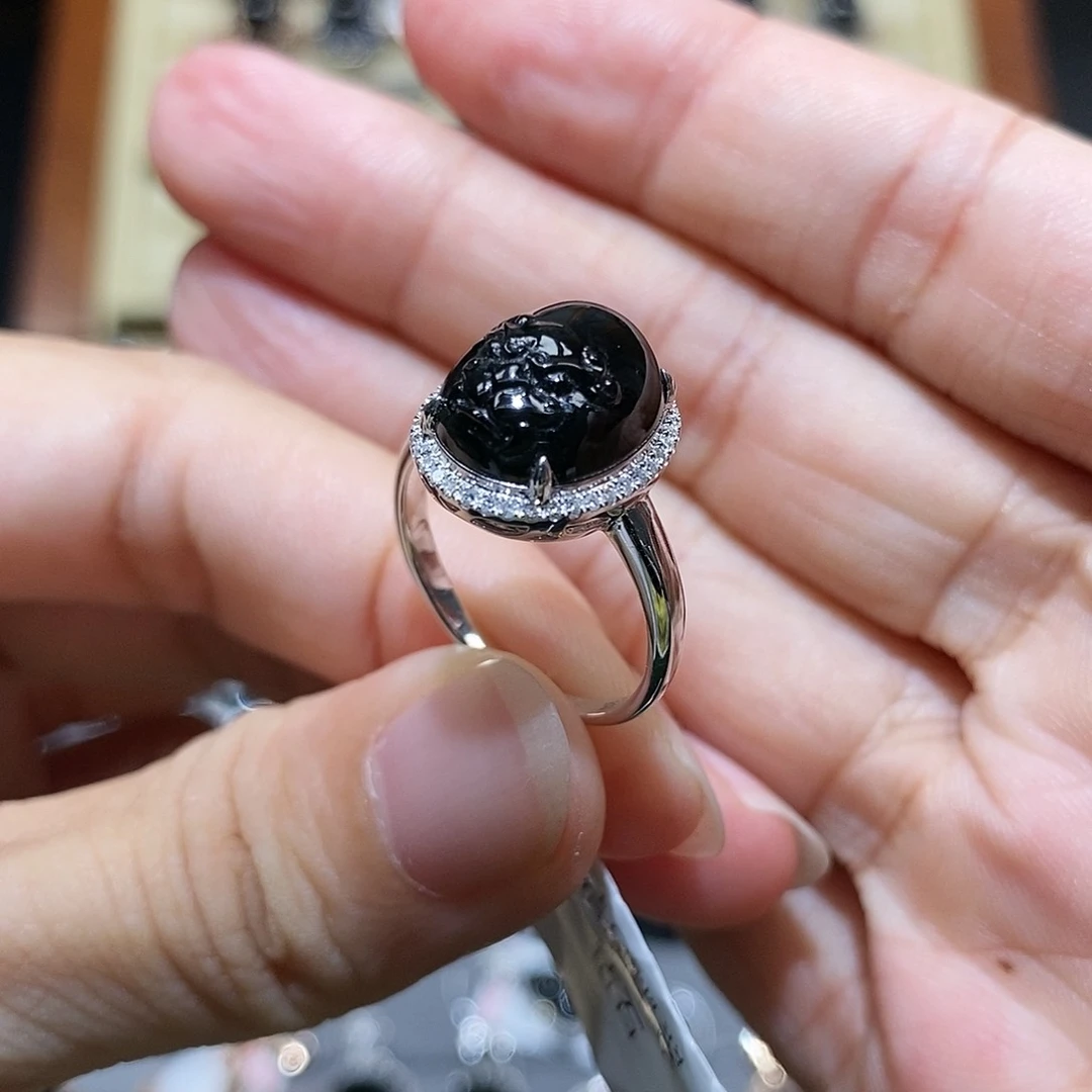 18K金镶嵌戒指翡翠墨翠