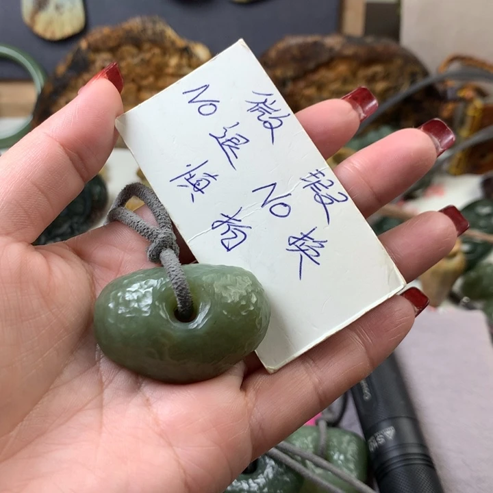 透闪石质玉挂件未镶嵌柿