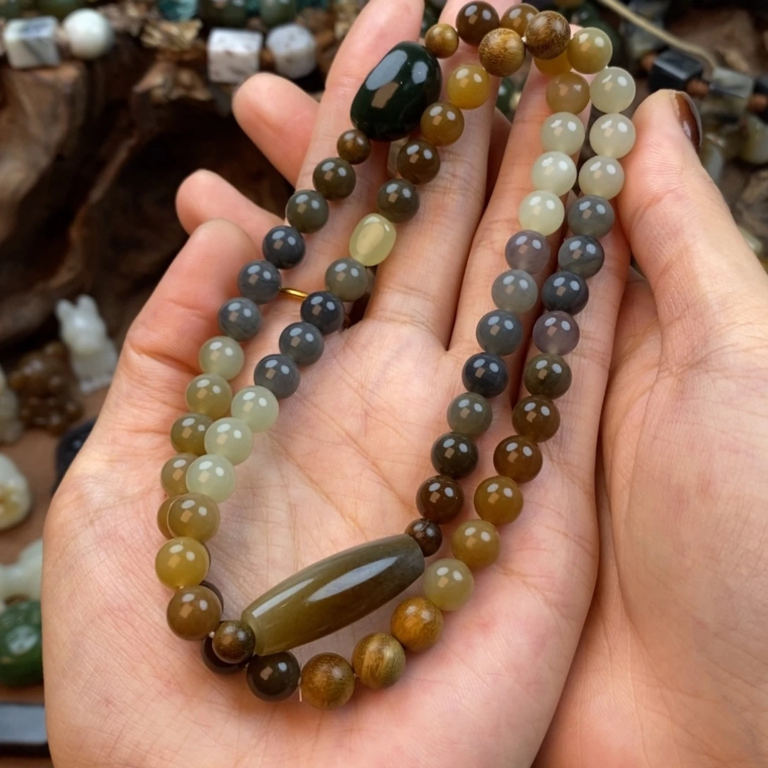 胡****颈饰未镶嵌和田玉