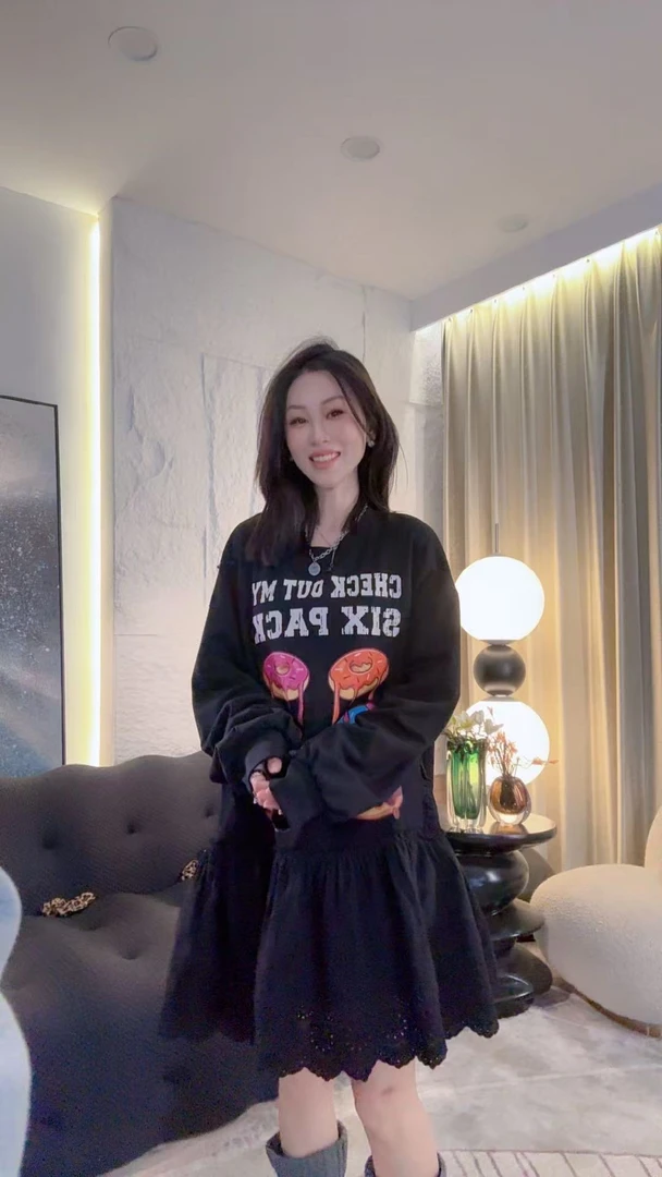 诺小晨推荐秋季新款印花设计感ins显瘦百搭娃娃款卫衣上衣E29