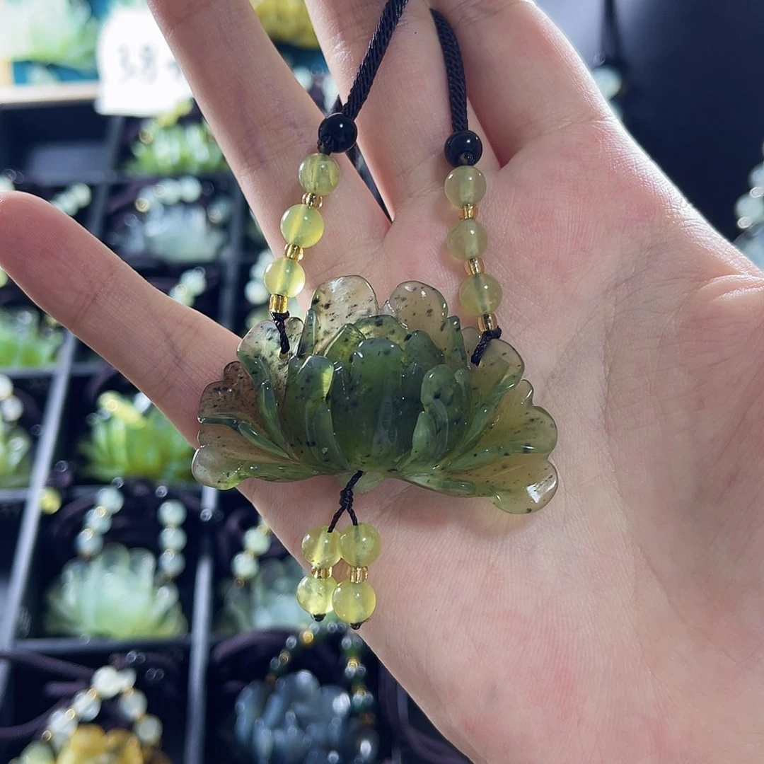 蛇纹石玉颈饰合金