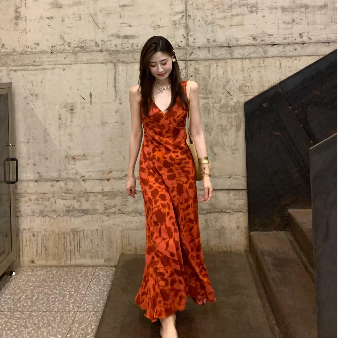 法式复古红色v领收腰碎花背心连衣裙女夏海边度假高级不撞款裙子