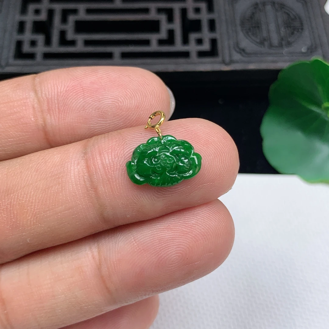 缅甸天然翡翠A货18K金扣精美辣绿小莲花吊坠尺寸9.2*13.3*2.5mm