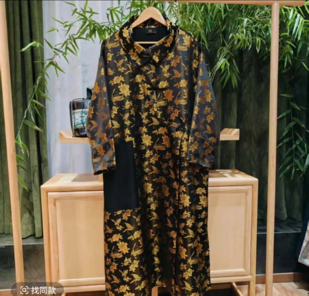 凤徕兮私人定制咖金色暗纹花黑口袋翻领不规则盘扣风衣（LS423-3）