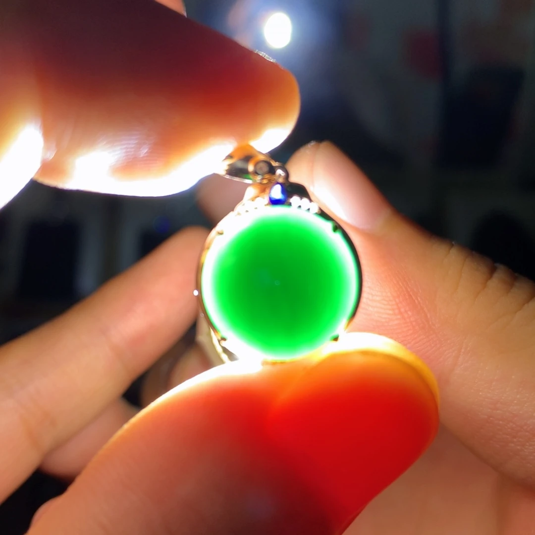 颈饰18K金镶嵌翡翠墨翠蛋面