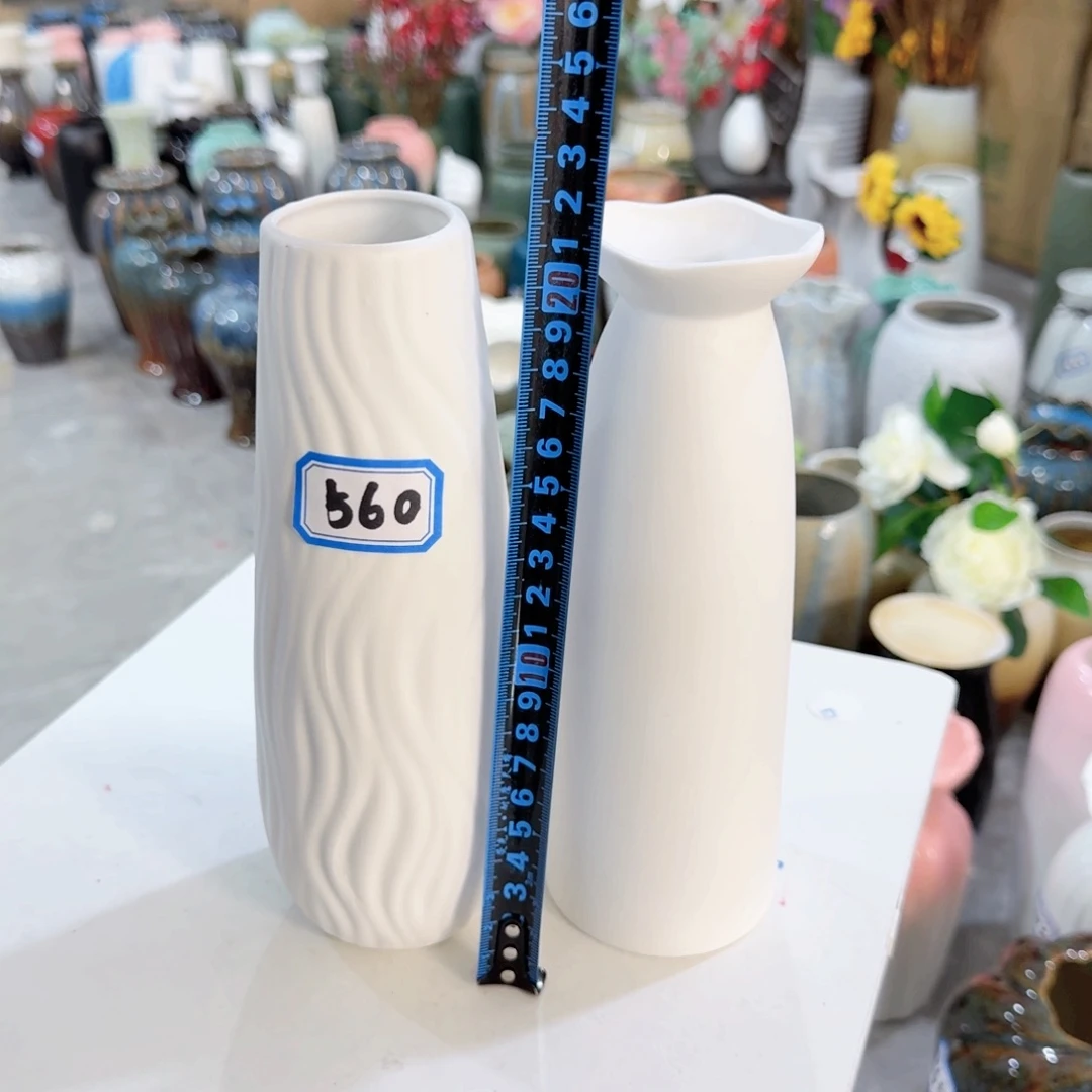 560号一对小花瓶高20厘米瑕疵