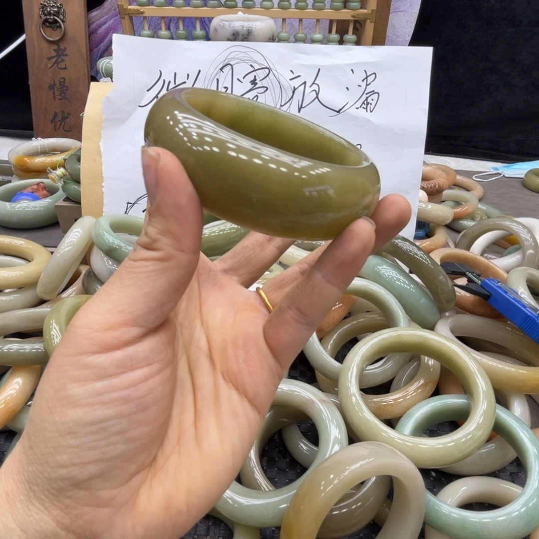 兔***菜石英质玉未镶嵌手镯
