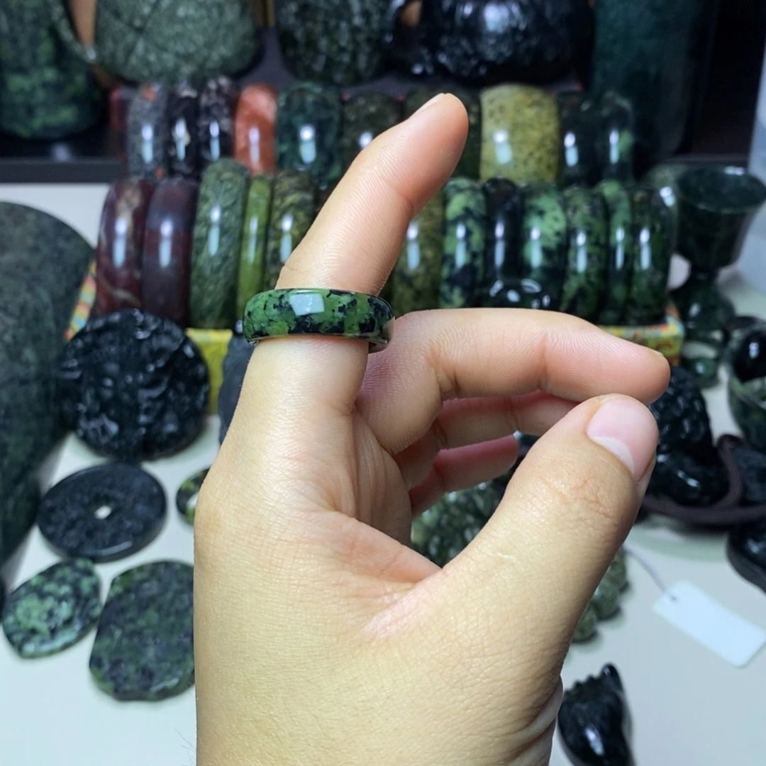 朱***们蛇纹石玉未镶嵌吊坠