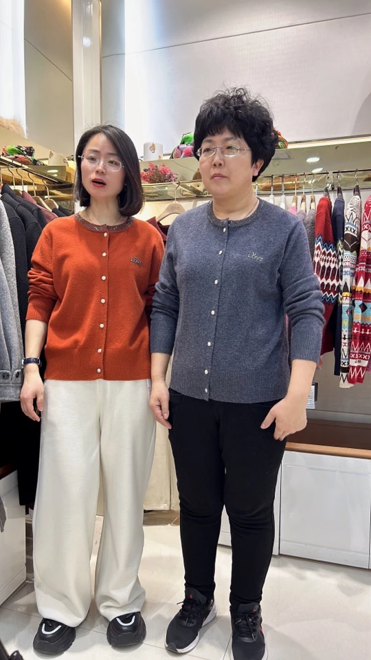 Love绵羊毛开衫带钻圆领