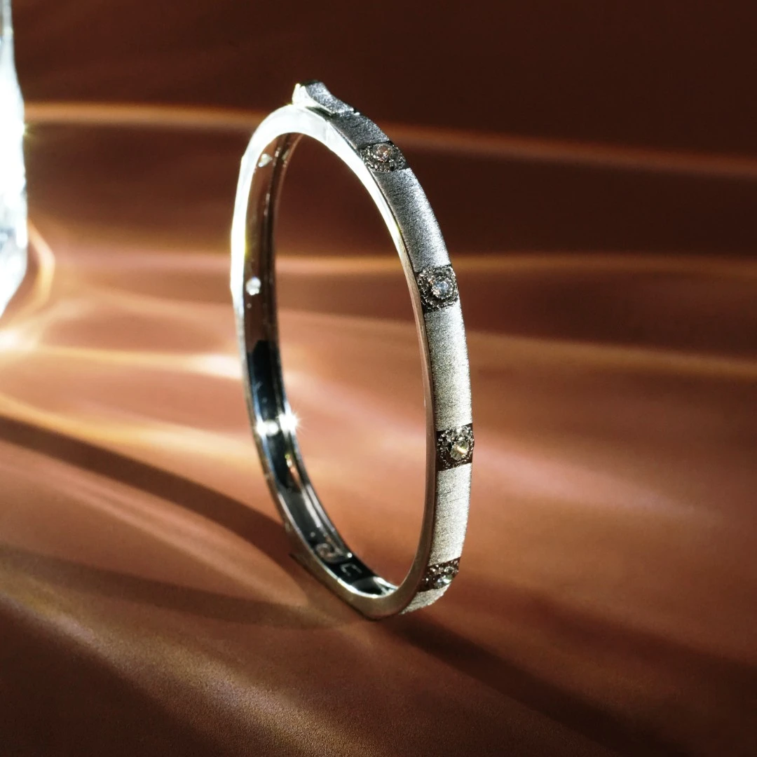 925银合成锆石手镯 镀K金层S925银镶钻【LUMA】银色贵妃镯060