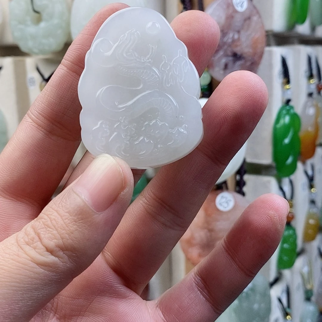 颈饰未镶嵌石英质玉（金丝玉）