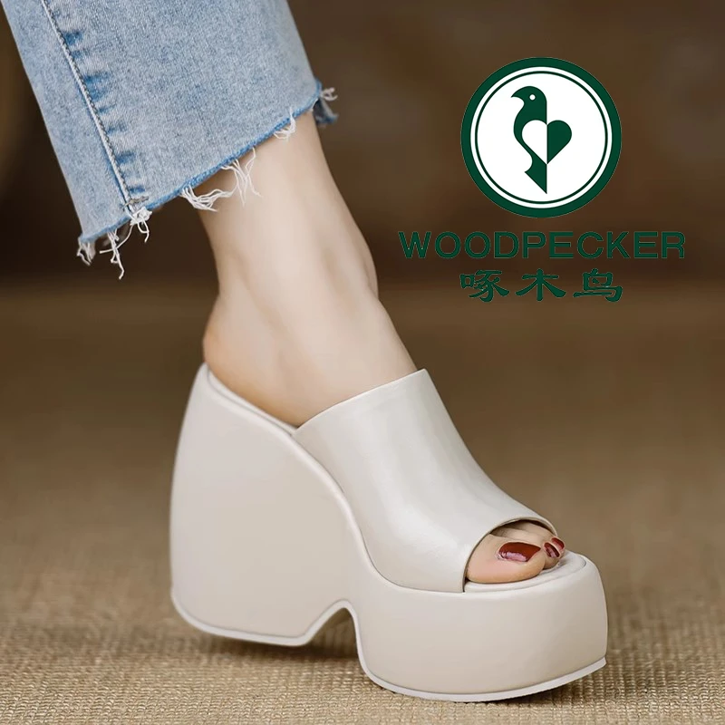 啄木鸟9cm防水台坡跟拖鞋女2025春夏新款百搭厚底一字拖外穿白色