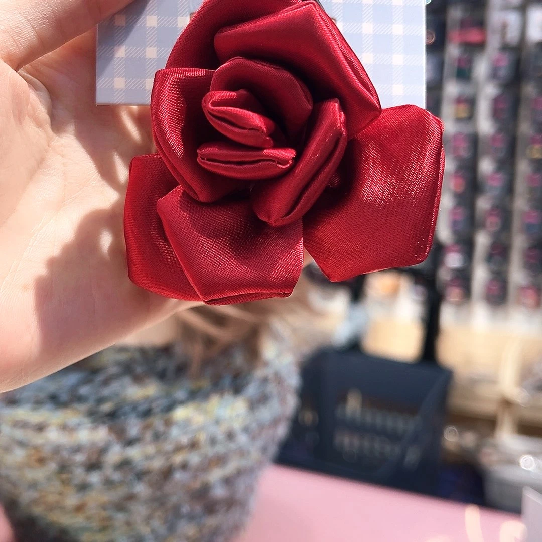 ****静非金属皮质红色玫瑰花抓夹