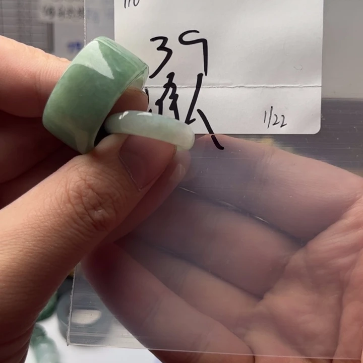 翡翠戒指未镶嵌谁***君