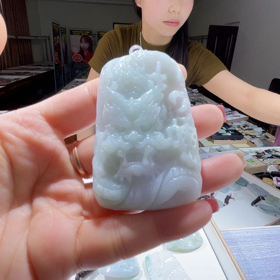 翡翠未镶嵌颈饰一个