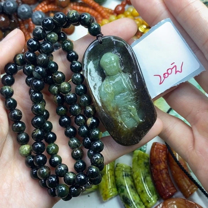 颈饰未镶嵌翡翠游****?