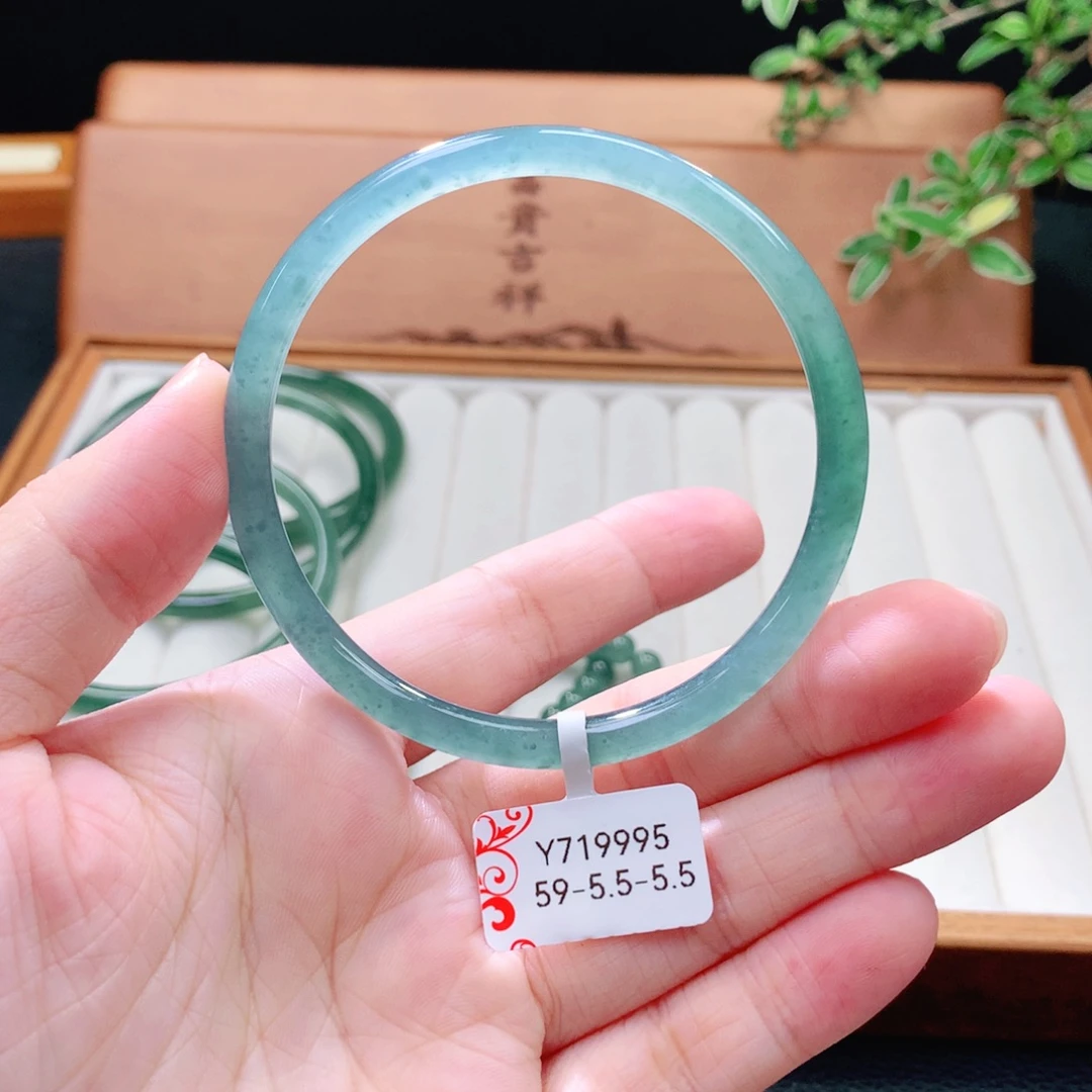 翡翠未镶嵌手镯（圆镯）