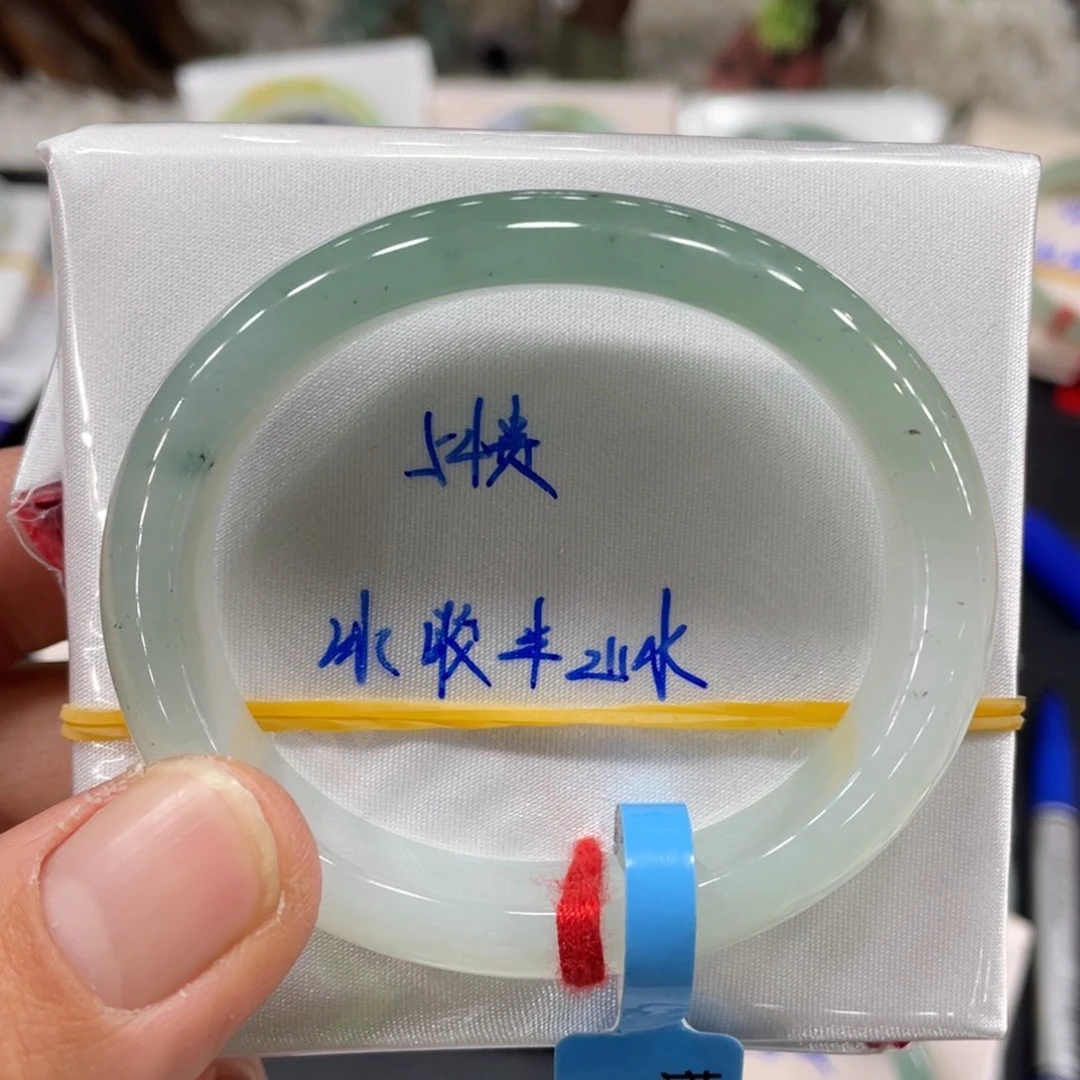 翡翠手镯未镶嵌翡翠