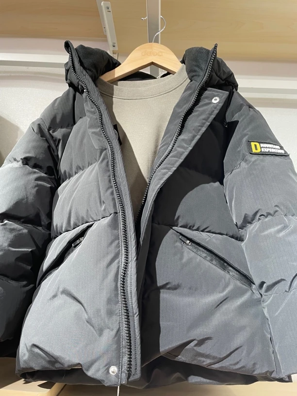 简洁短款黑色羽绒服