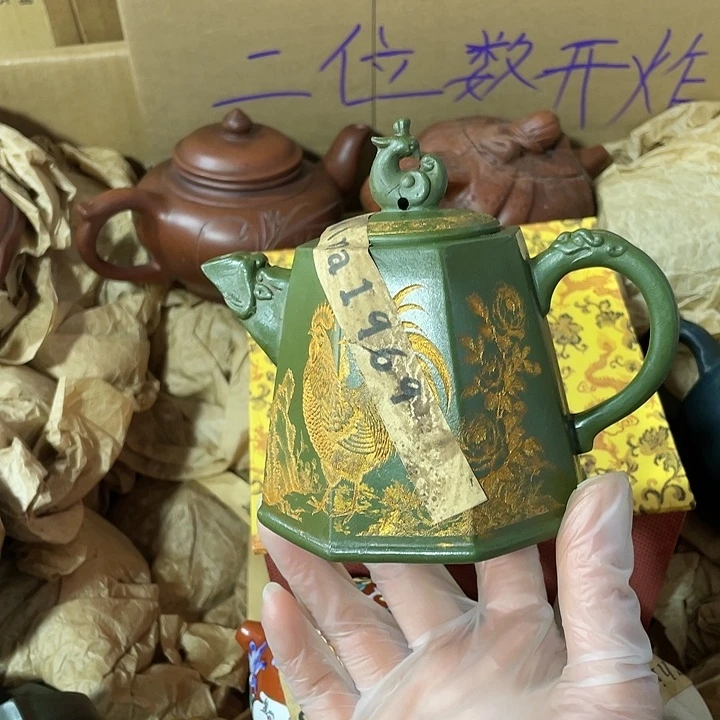 茶壶紫砂原矿泥料，手工制作的一把紫砂壶。