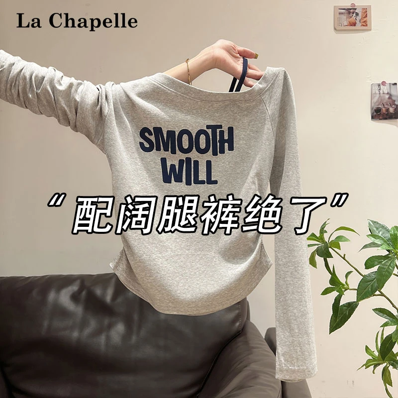 拉夏贝尔美式辣妹字母印花斜领单肩带长袖T恤女秋季掐腰褶皱上衣