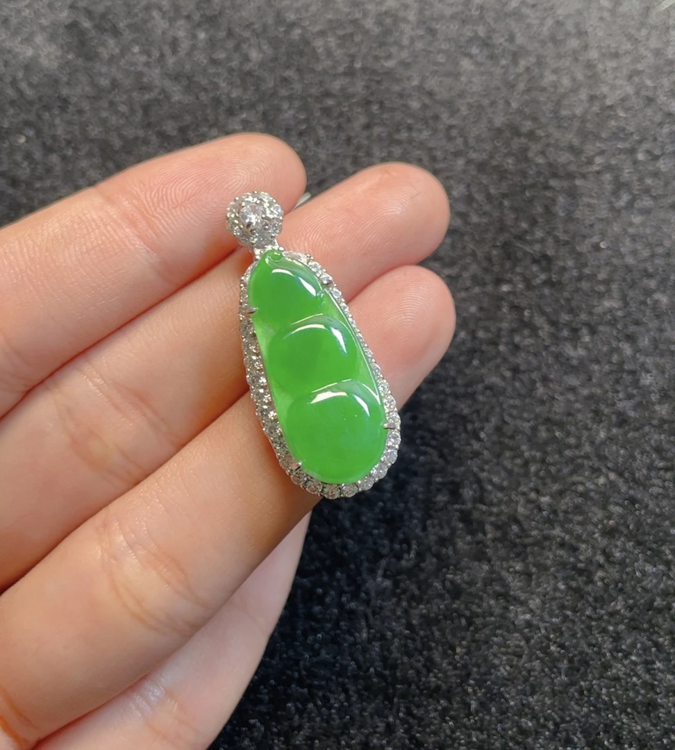 纯天然A货翡翠福豆吊坠1204