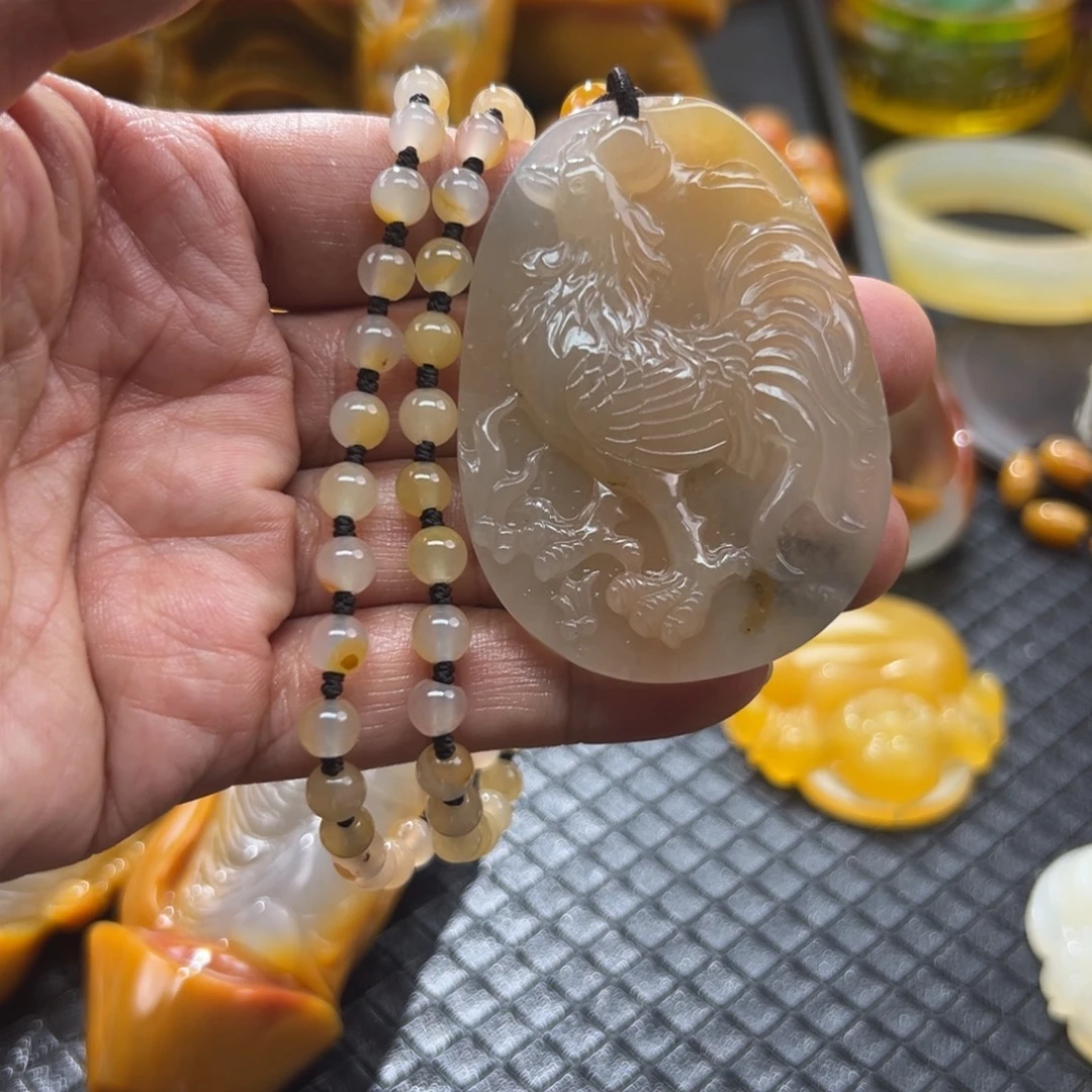 颈饰未镶嵌石英质玉