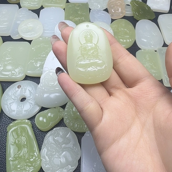 石英质玉未镶嵌颈饰