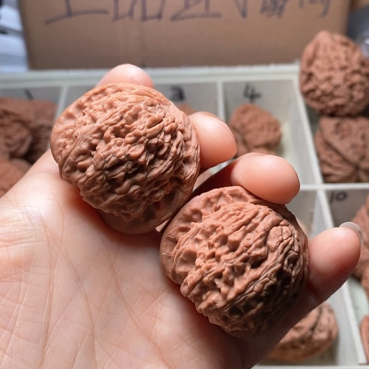 文玩核桃吊坠叫****猫白狮子