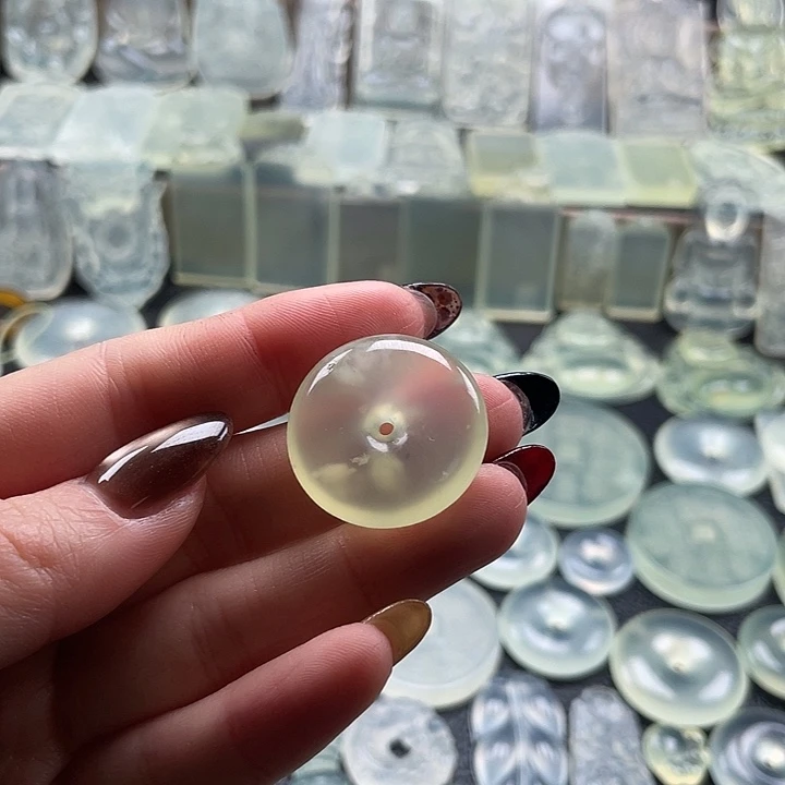 岫玉未镶嵌颈饰平安扣