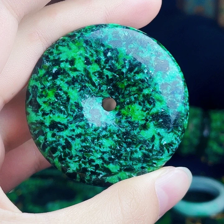 翡翠未镶嵌颈饰多样性