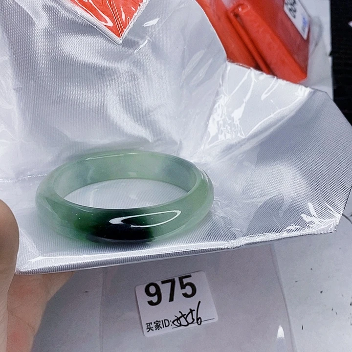 翡翠未镶嵌手镯一图一物实物为准（微瑕处理）