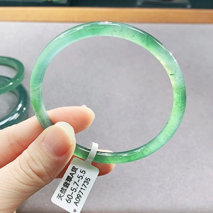 翡翠未镶嵌手镯（圆镯）