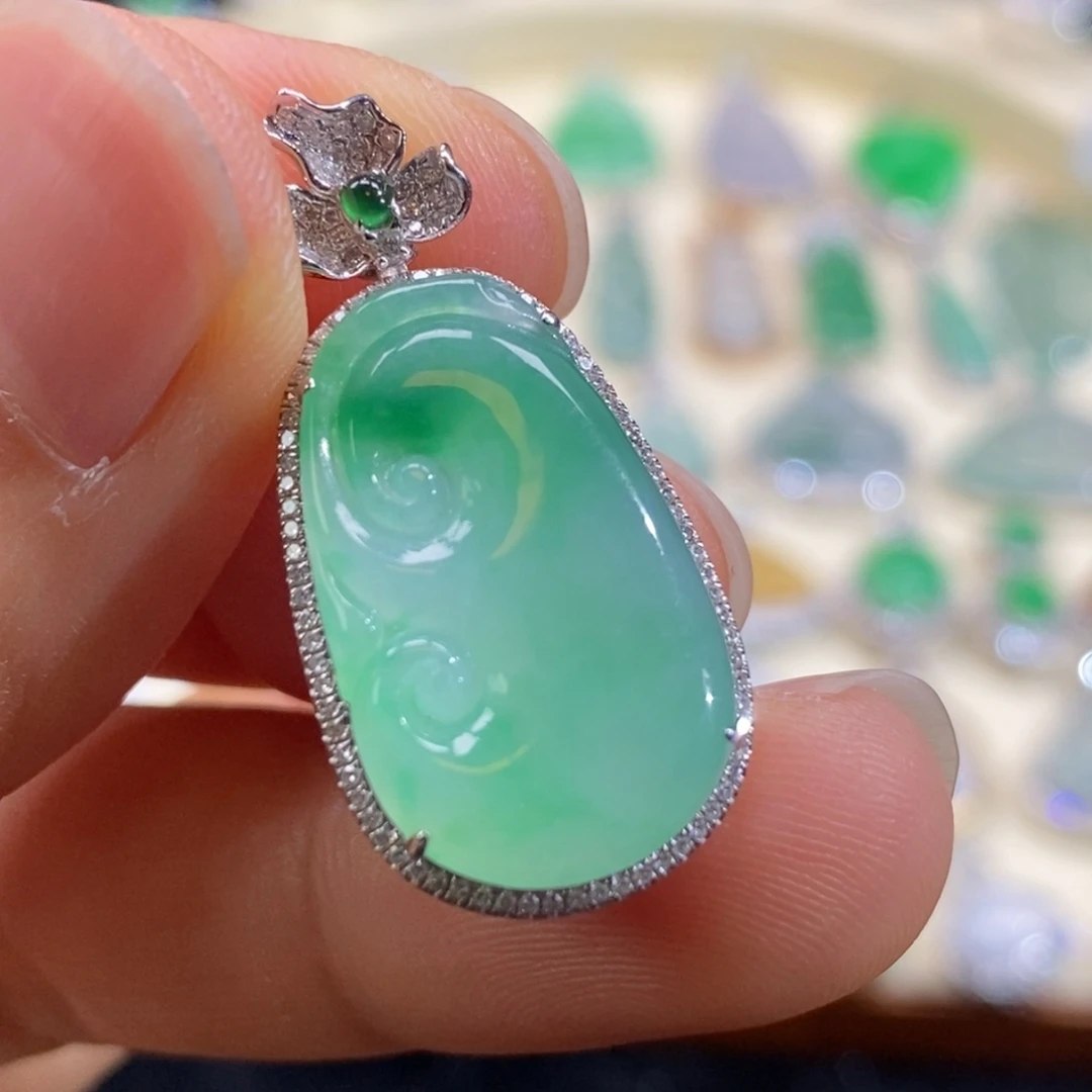 翡翠18K金镶嵌颈饰