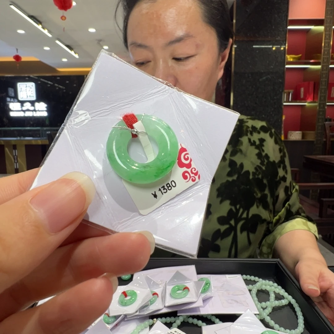 溪***子颈饰未镶嵌翡翠甜甜圈福利不退不换