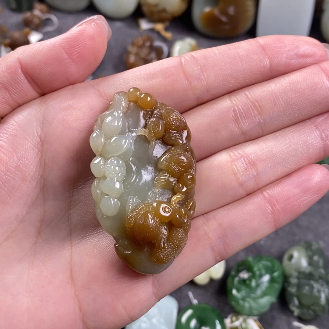 自***膀和田玉未镶嵌颈饰