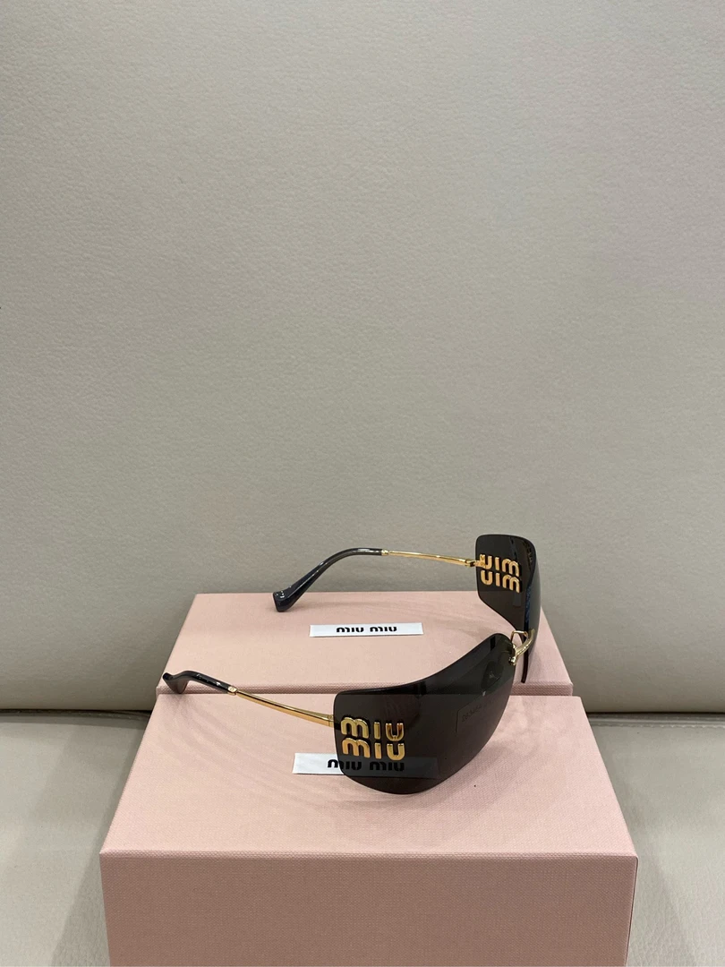 全新未使用 MIU MIU/缪缪 新款侧面Logo遮阳太阳镜 黑色 超酷