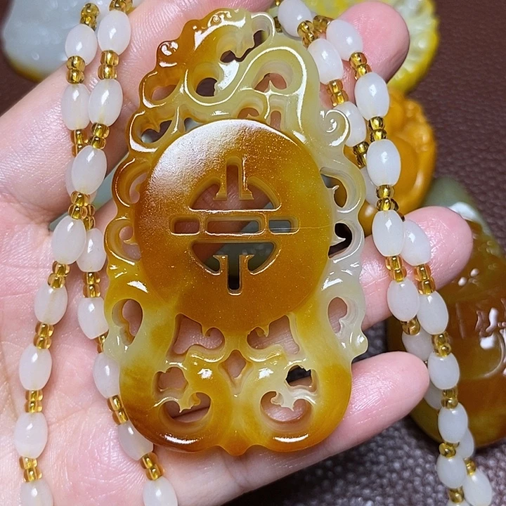 叶***文和田玉未镶嵌颈饰