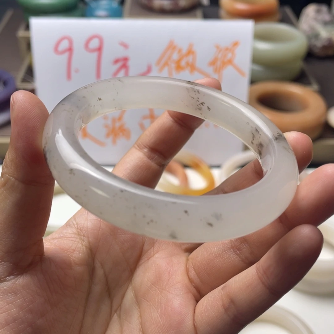 吉***.石英质玉（非洲翠）合金手镯