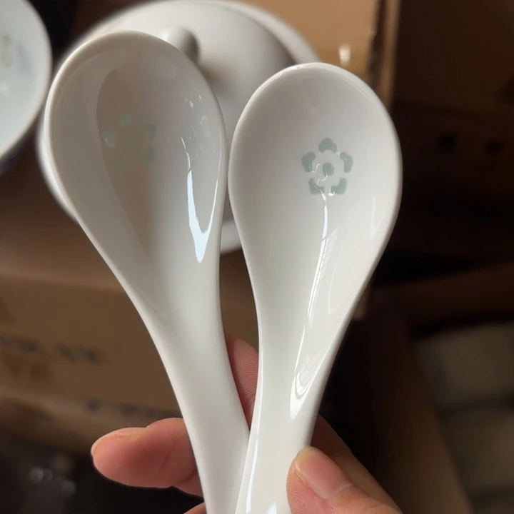 青瓷景德镇陶瓷两只小勺子