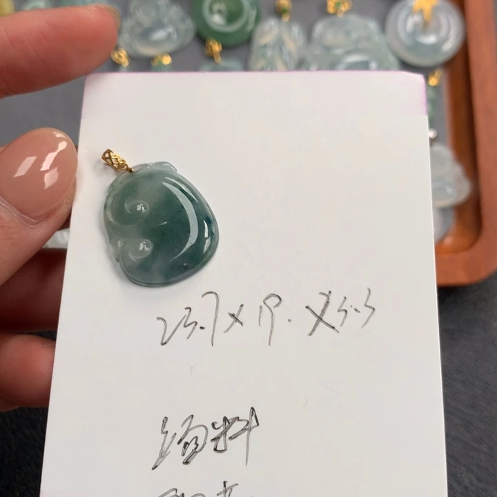 翡翠18K金镶嵌颈饰小***?买断不退