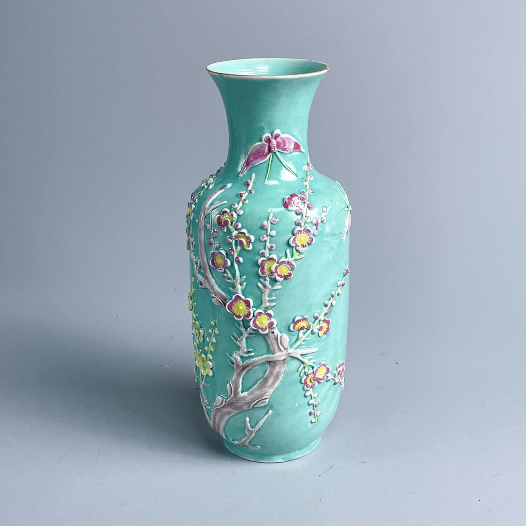 M25E5008D86 - 民国粉彩松石绿地堆塑梅花瓶