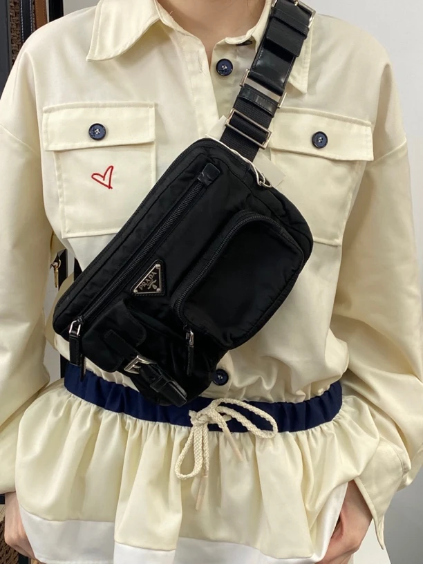 95新 Prada/普拉达 黑银降落伞胸包(24cm)