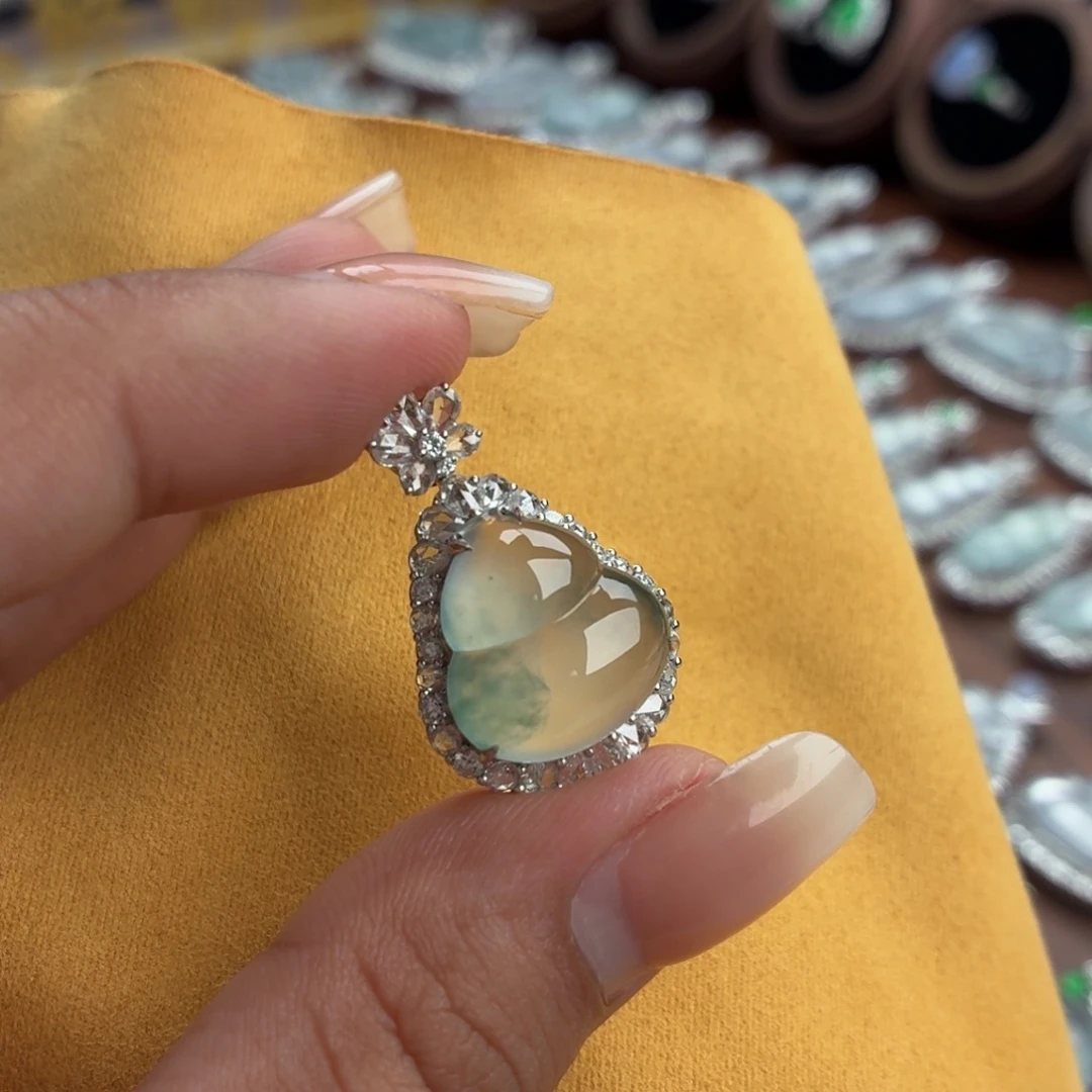 翡翠18K金镶嵌颈饰葫芦