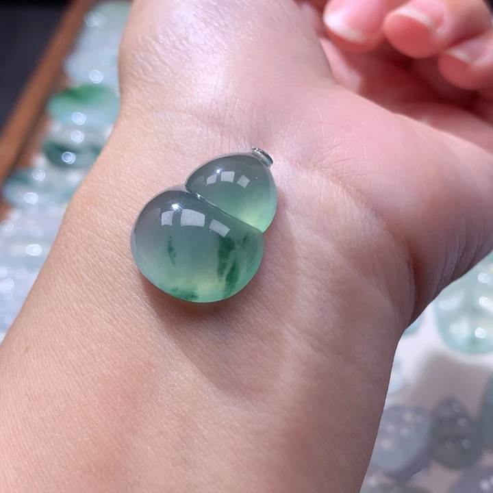 颈饰未镶嵌翡翠冰种晴底飘花大葫芦