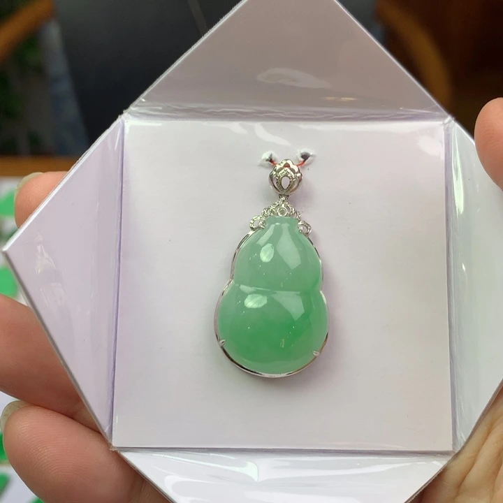 翡翠18K金镶嵌颈饰翡翠吊坠