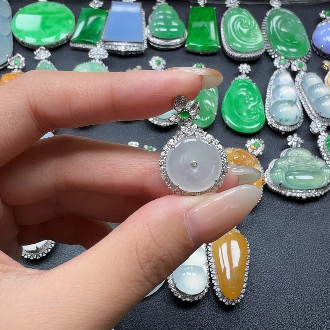 翡翠18K金镶嵌颈饰